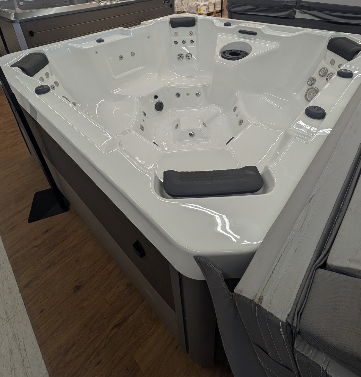 Outlet 2025 Enrich Hot Tubs Serenity Vitality Collection