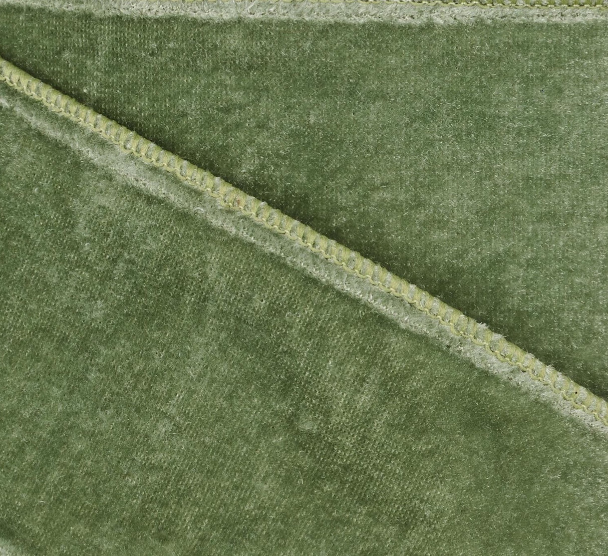 This is an up close view of the velvet material and the wired edge.