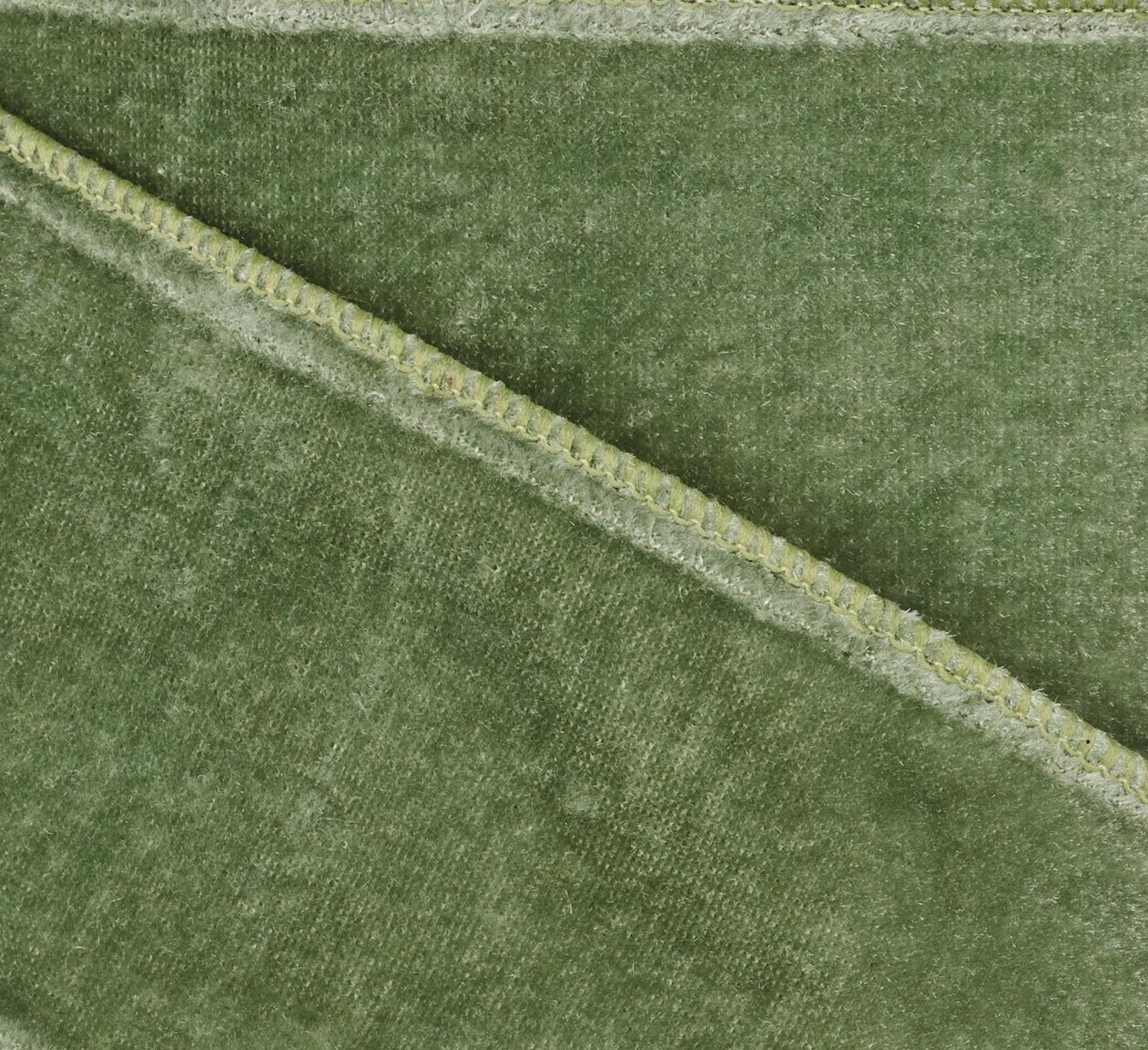 This is an up close view of the velvet material and the wired edge.