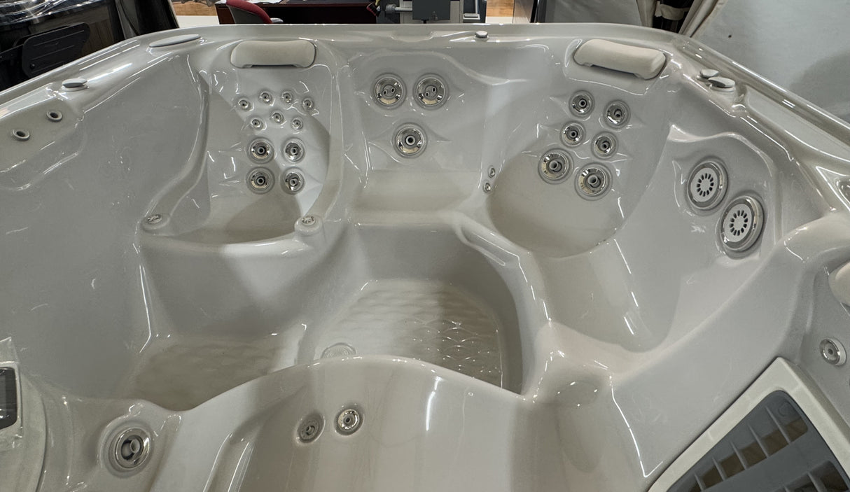 Outlet Hot Spring Highlife Envoy Hot Tub