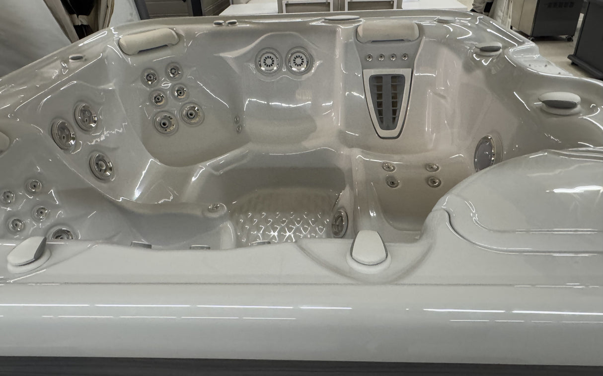 Outlet Hot Spring Highlife Envoy Hot Tub