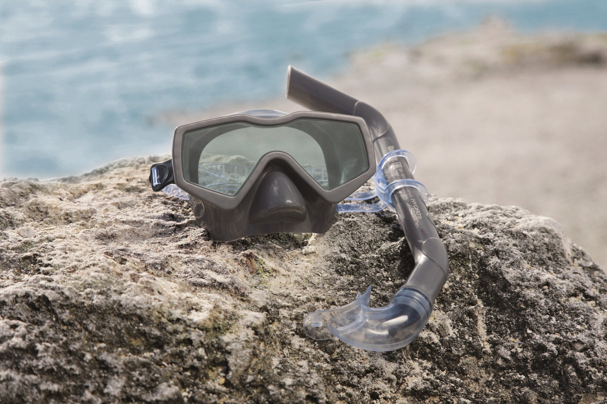 Swimming mask and snorkel set. There are two color options: one is red and one is black.