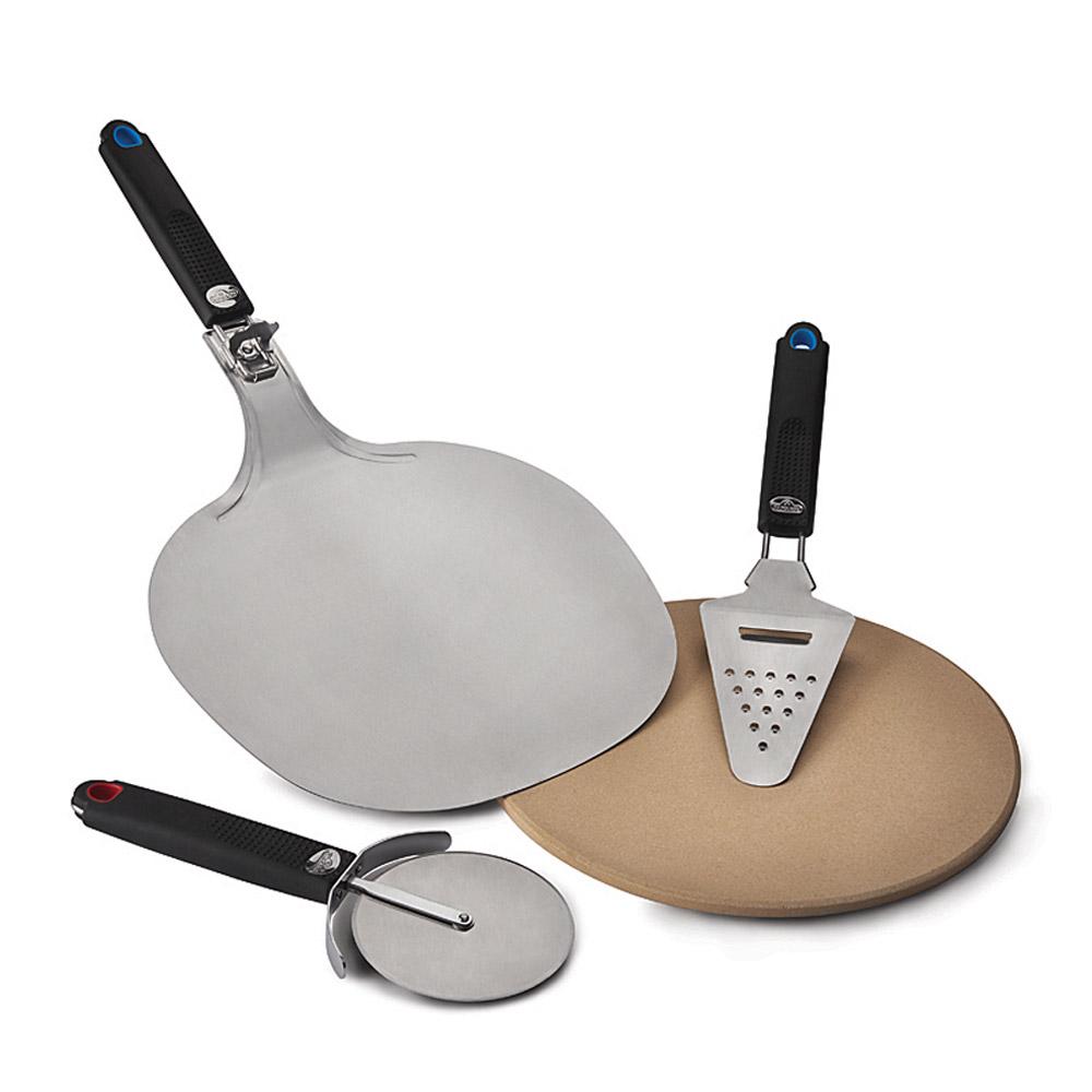 This image shows the pizza cutter, the spatula, the pizza stone and the grated spatula on a white background.