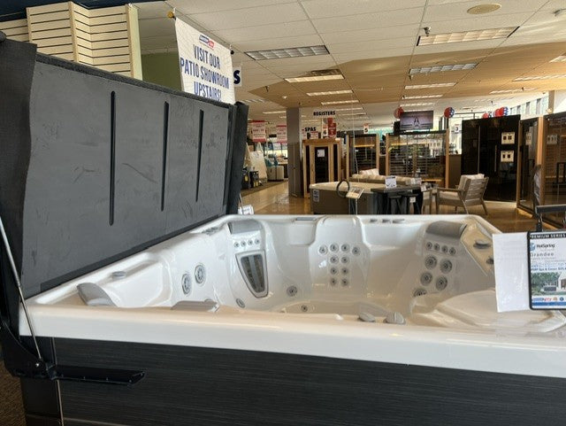 Clearance 2023 Hot Spring Highlife Grandee Hot Tub