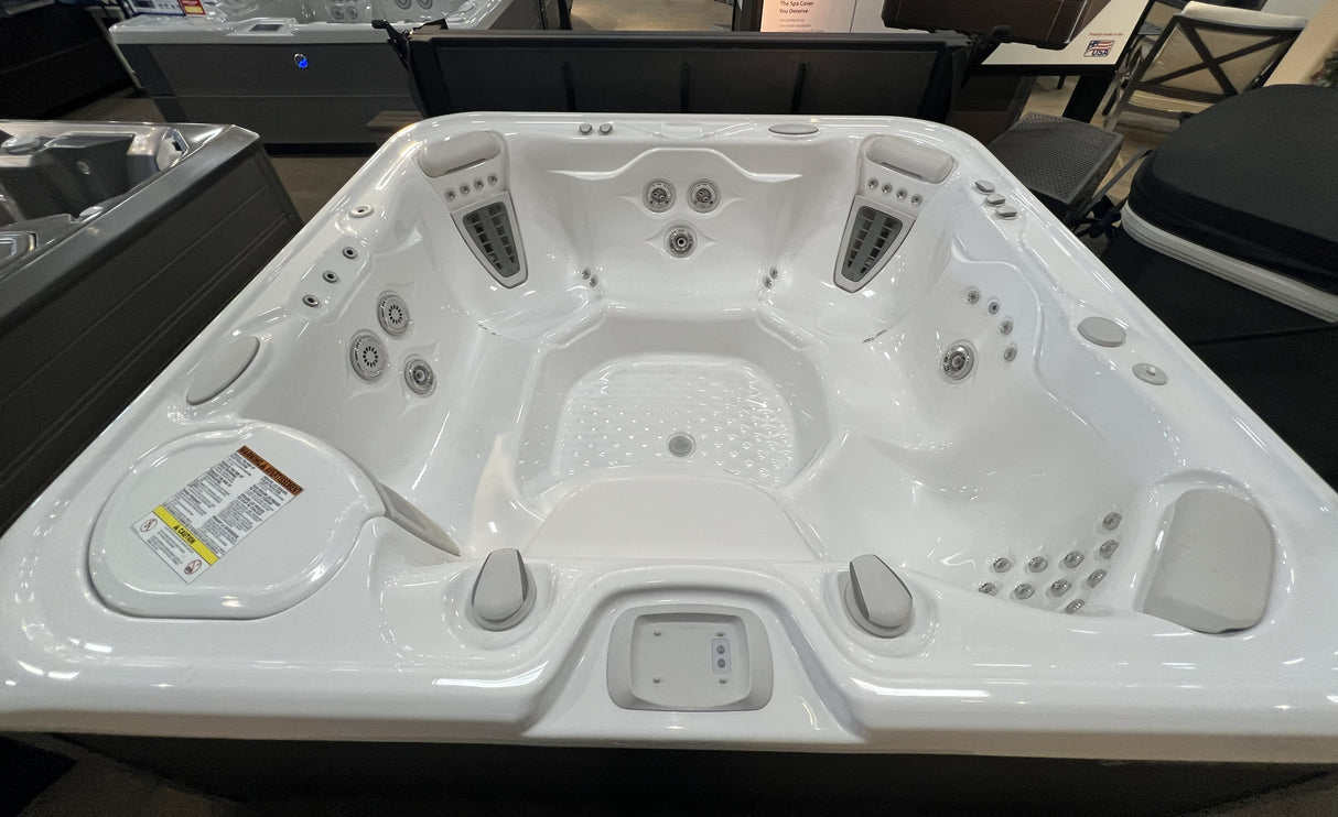 Clearance 2021 Hot Spring Highlife Grandee Hot Tub with SmarTop