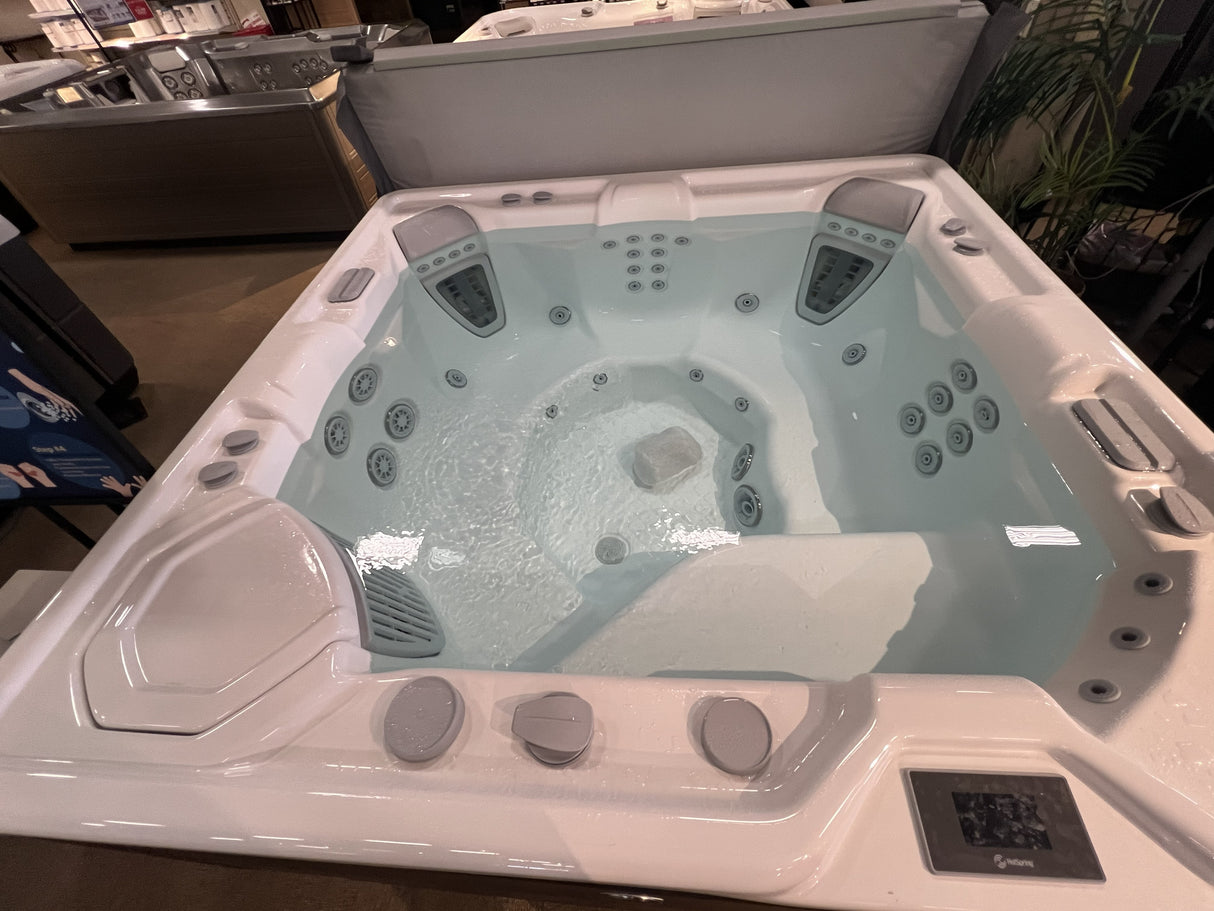 Clearance 2025 Hot Spring Highlife Vanguard Hot Tub