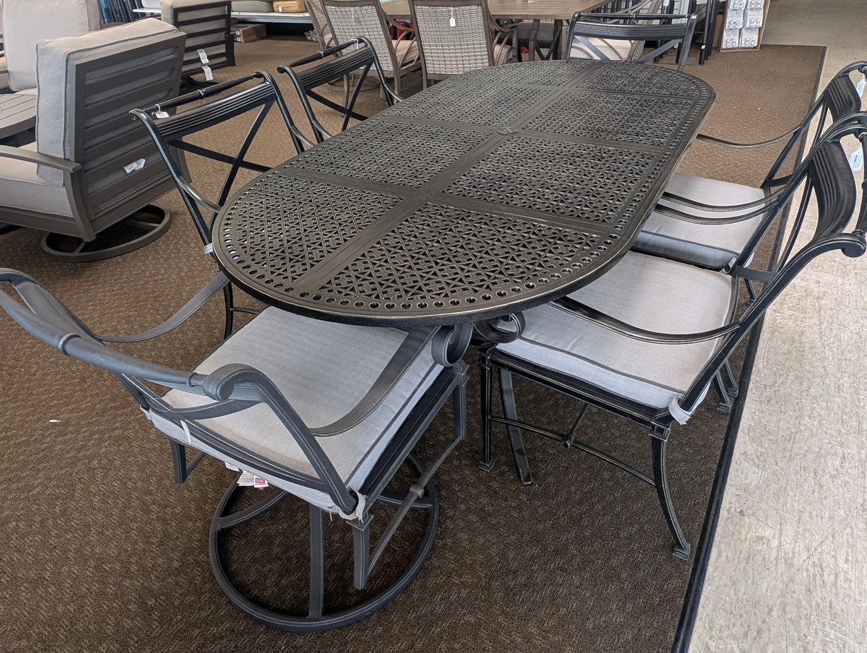 Outlet Paxton Patio Dining Set