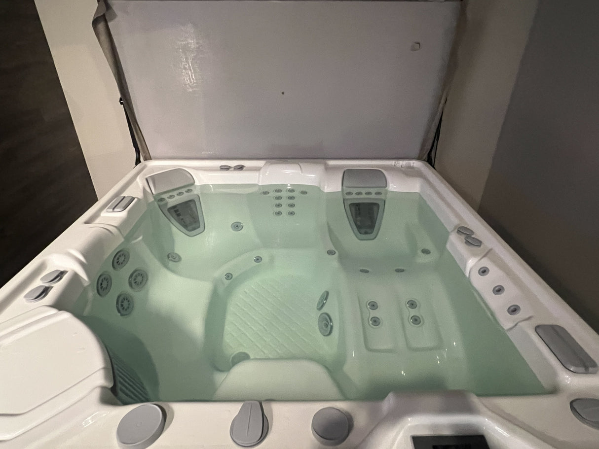 Clearance 2025 Hot Spring Highlife Aria Hot Tub