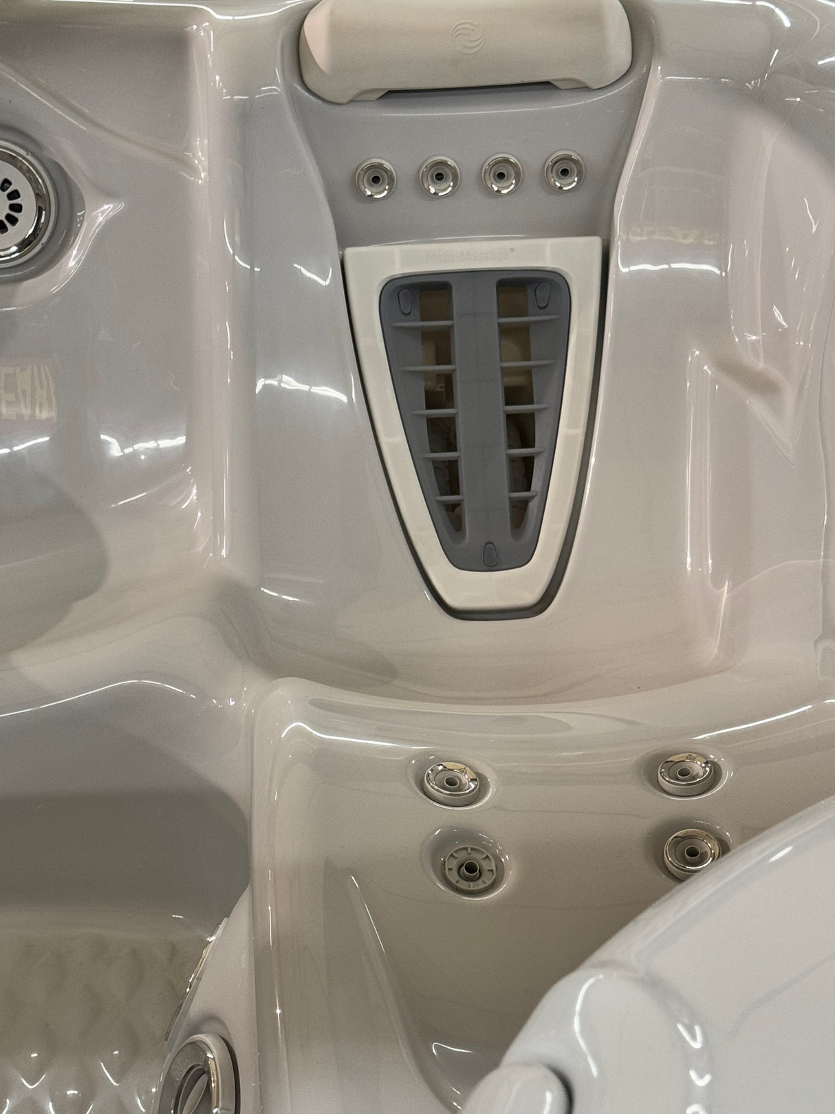 Outlet Hot Spring Highlife Envoy Hot Tub