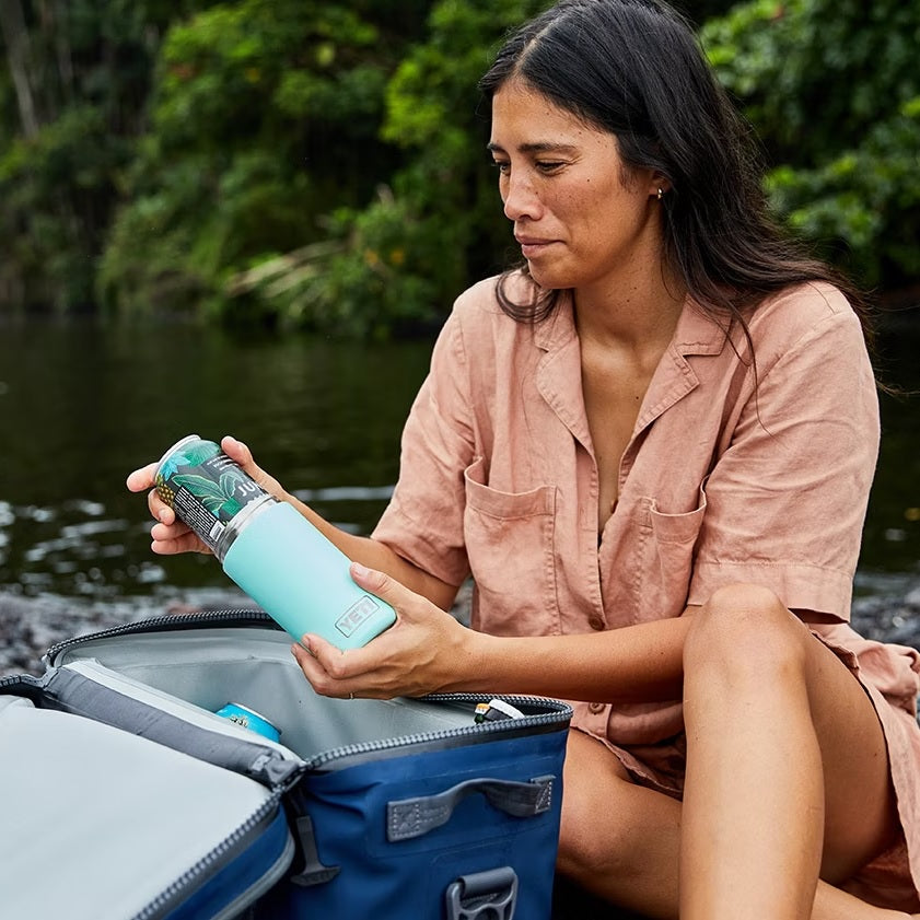 Teal Yeti colster.